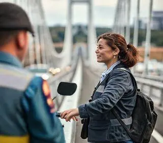 agente de trânsito arremessado de viaduto