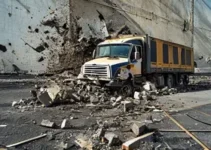 caminhão que fazia obra de pavimentação